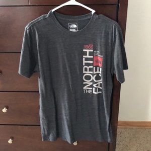 Men’s North Face Shirt Medium